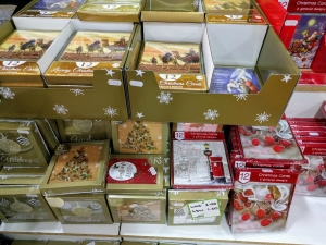 マルタ留学中に便利で使えるお店talliraの様子（ゴールドクリスマスカード類）