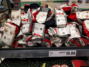 マルタ留学のクリスマス時期のスーパーマーケットで販売されているクリスマス用靴下